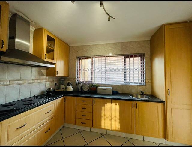 4 BEDROOM FREEHOLD FOR SALE IN FOURWAYS